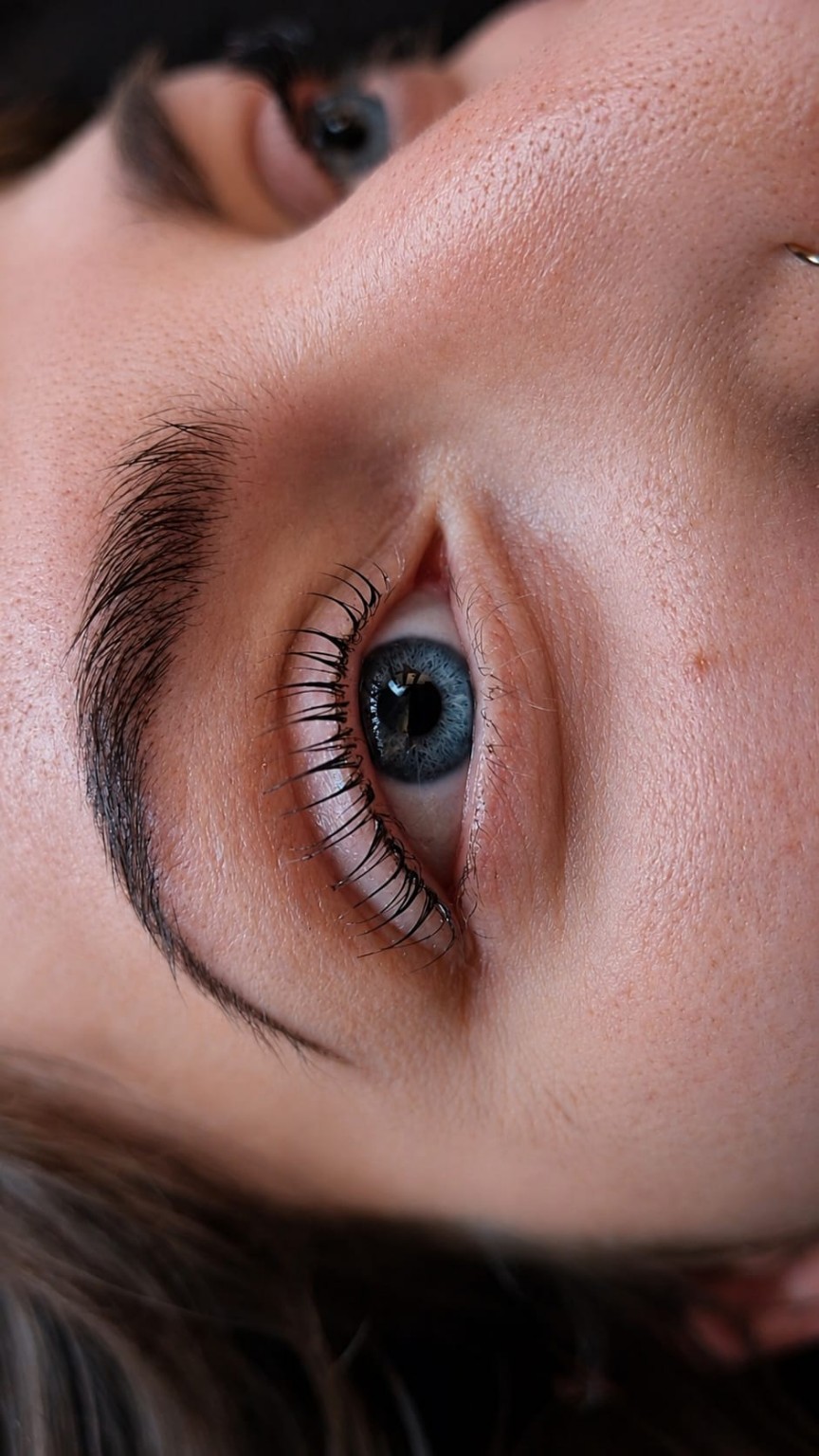 Definierte natürliche Wimpern und Brauen nach dem Styling
